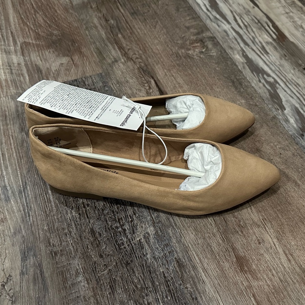 NEW Amazon Essentials Women's Pointed-Toe Ballet Flat Beige Microsuede Size 6.5